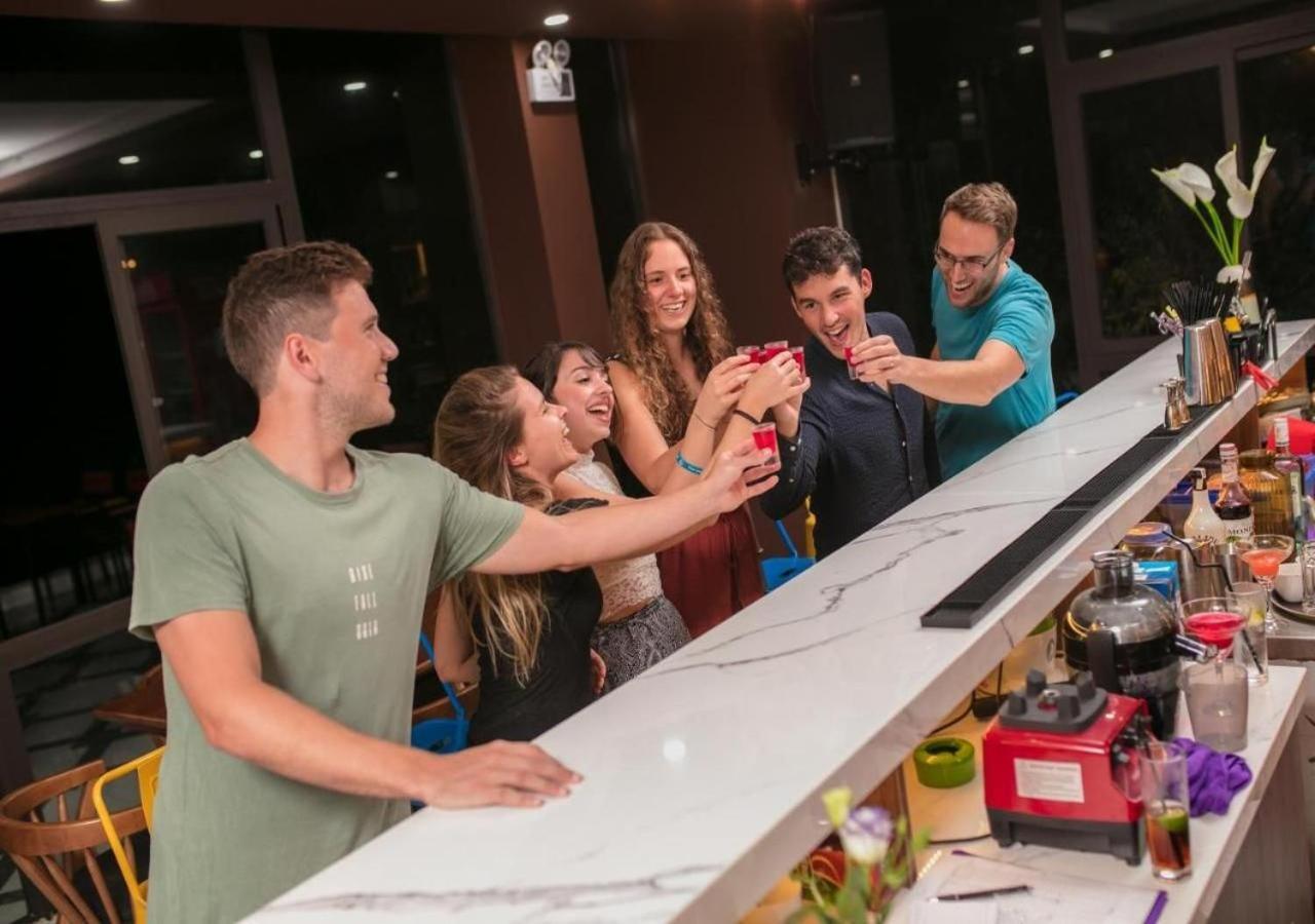 Catba Backpackers Hostel & Pool Bar Chan Chau Екстериор снимка